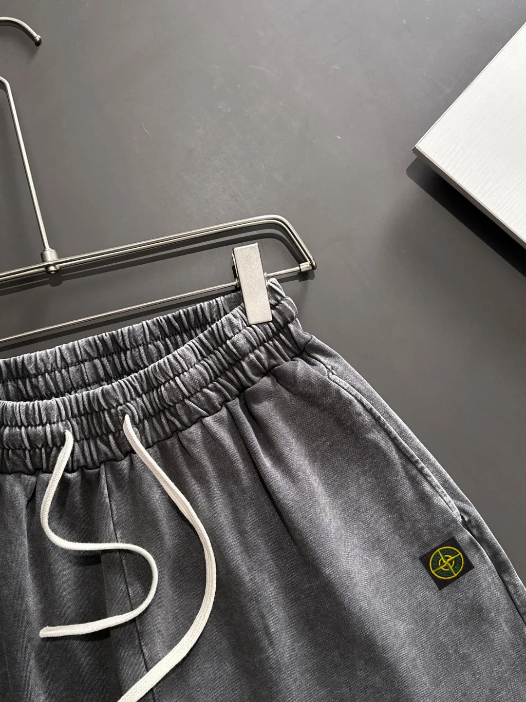 🅿️330 shipped next day. High-quality Stone Island/Stone Island 2025 spring and summer new elastic band casual solid color loose shorts. The hem of the trousers is stitched with two stitches. The stitching is fine and firm. The fabrics customized by the counter are highly breathable and comfortable. The details are impeccable. The design concept of brand elements reflects high quality. It feels delicate and soft! It presents a casual cut and the upper body shape is great! Size: S-XXL